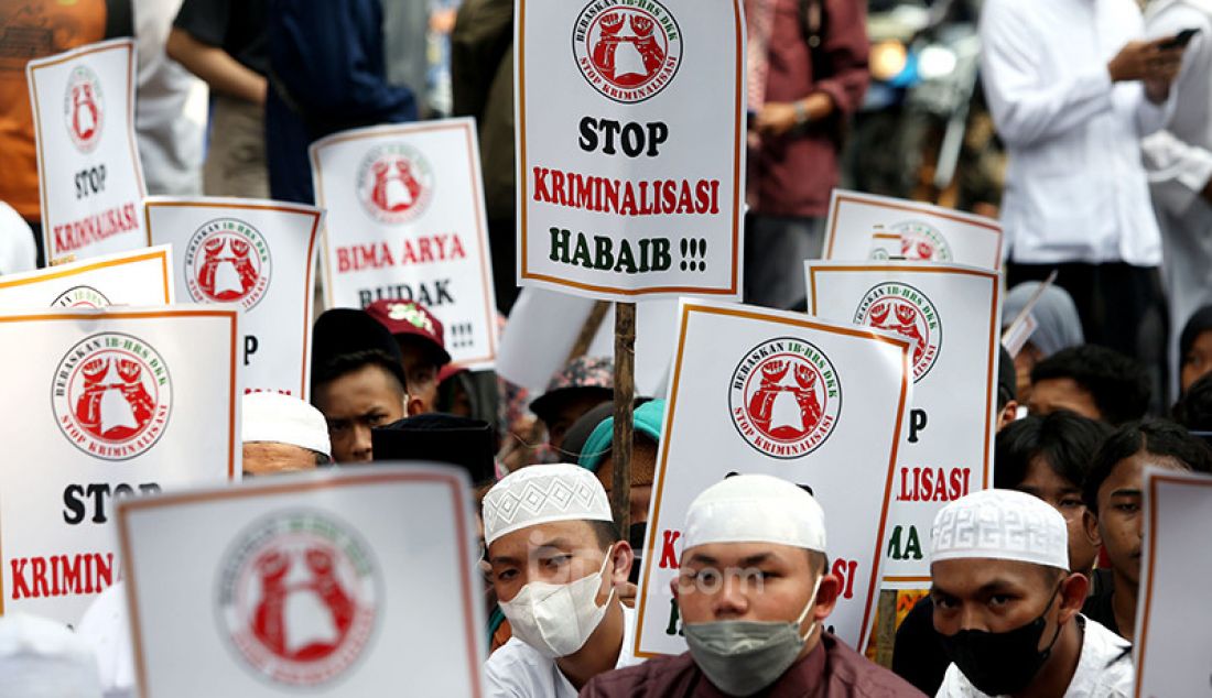 Massa pendukung Habib Rizieq Shihab melakukan aksi di depan Balai Kota dan Gedung DPRD Kota Bogor, Jawa Barat, Jumat (11/6). Mereka mendesat Wali Kota Bogor Bima Arya bertanggung jawab dalam kasus RS Ummi yang membuat Habib Rizieq diadili. - JPNN.com