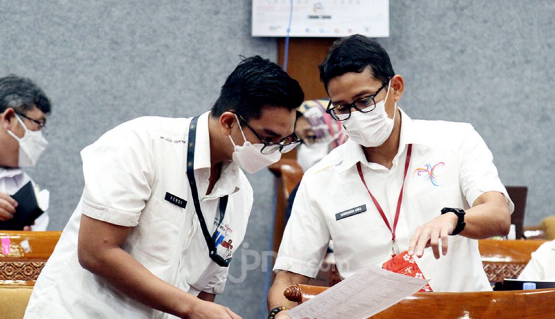 Menteri Pariwisata dan Ekonomi Kreatif (Menparekraf) Sandiaga Uno (kanan) saat mengikuti rapat kerja Komisi X DPR di Kompleks Parlemen Senayan, Jakarta, Senin (14/6). Rapat tersebut membahas RKA K/L dan RKP K/L Kemenparekraf Tahun 2022. - JPNN.com