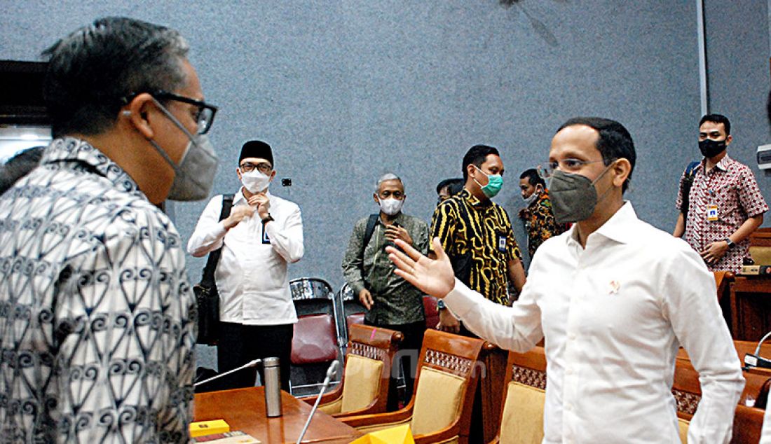 Mendikbudristek Nadiem Makarim berbincang dengan anggota Komisi X DPR Putra Nababan usai rapat kerja di Kompleks Parlemen Senayan, Jakarta, Selasa (15/6). - JPNN.com