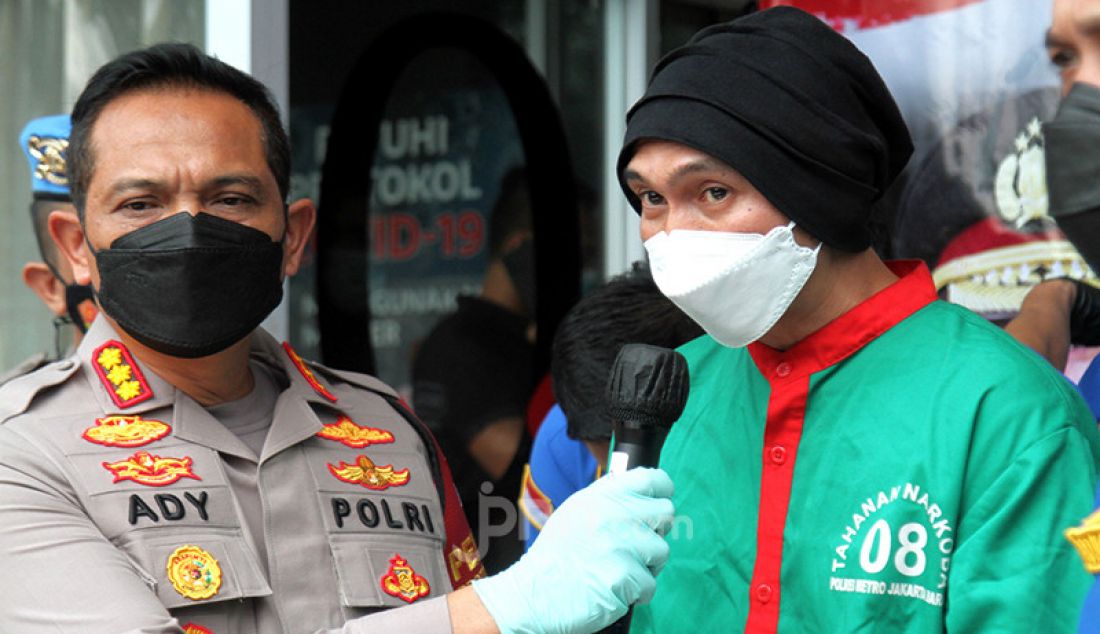 Polres Jakarta Barat menghadirkan Erdian Aji Prihartanto alias Anji dalam jumpa pers kasus penyalahgunaan narkoba, Rabu (16/6). Polisi telah menetapkan Anji sebagai tersangka kasus narkoba dengan barang bukti 30 gram ganja. - JPNN.com