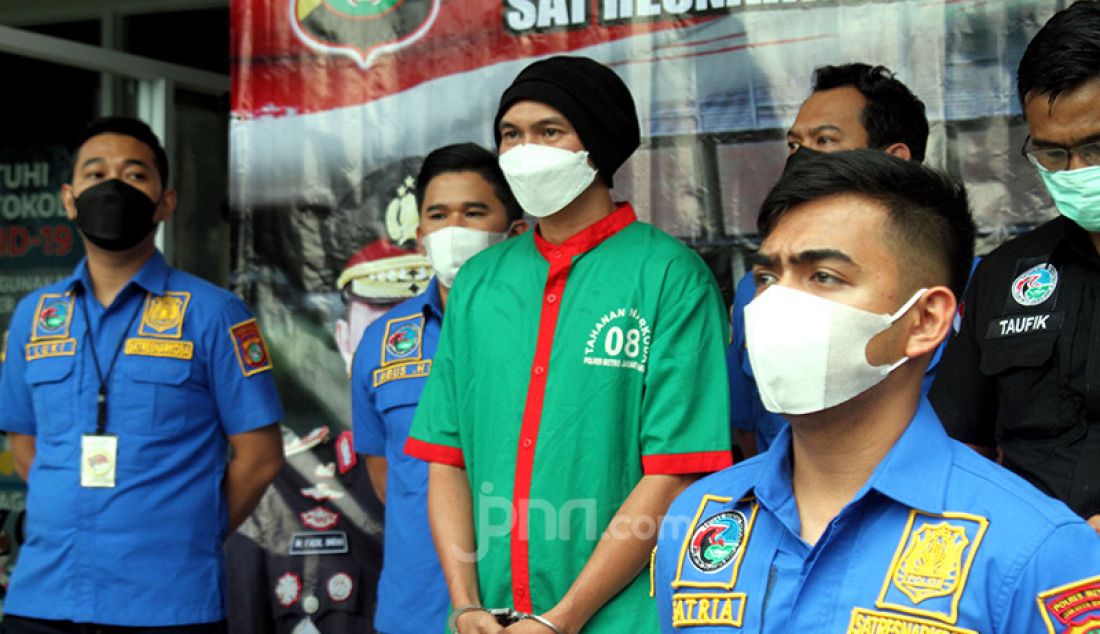 Polres Jakarta Barat menghadirkan Erdian Aji Prihartanto alias Anji dalam jumpa pers kasus penyalahgunaan narkoba, Rabu (16/6). Polisi telah menetapkan Anji sebagai tersangka kasus narkoba dengan barang bukti 30 gram ganja. - JPNN.com