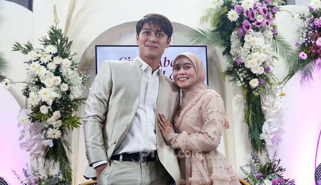 Artis Rizky Billar dan Lesti Kejora berfoto bersama usai konferensi pers di Jakarta, Rabu (23/6), guna menjelaskan persiapan pernikahan mereka. ANTV akan menyiarkan rangkaian pernikahan Rizky Billar dan Lesti Kejora pada 4 Juli 2021, 12 Juli 2021 dan 5 Agustus 2021 dengan menerapkan protokol kesehatan. - JPNN.com