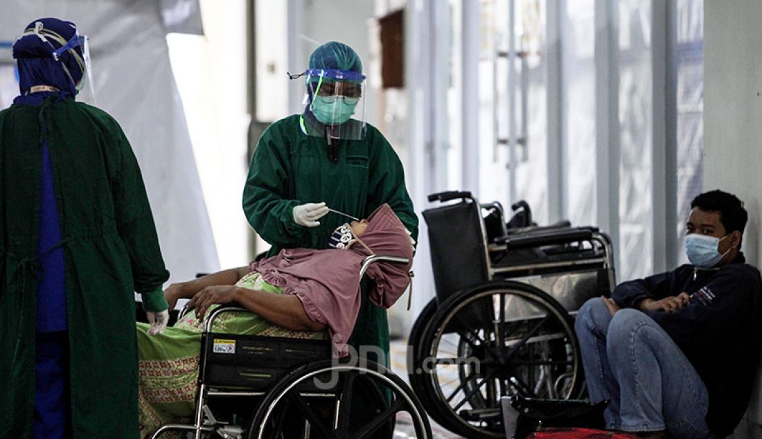 Petugas medis melakukan penanganan kepada warga yang diduga terpapar virus Covid-19 di RSUD Cengkareng, Jakarta, Kamis (24/6). Lonjakan kasus Covid-19 berdampak pada tak terbendungnya pasien yang berdatangan ke rumah sakit. - JPNN.com