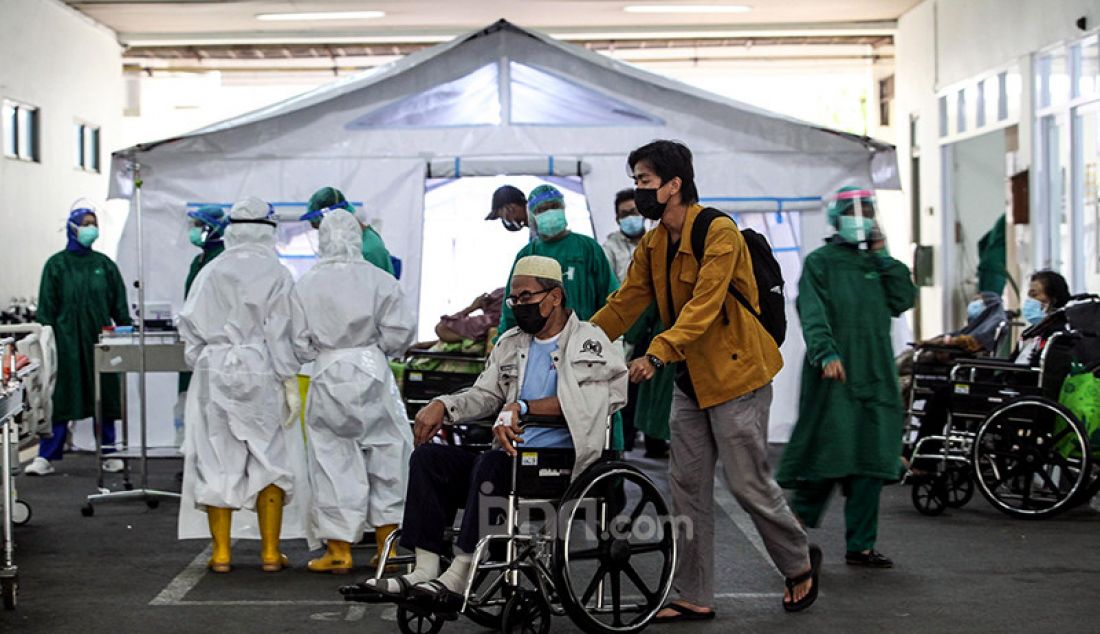 Suasana penanganan pasien Covid-19 di RSUD Cengkareng, Jakarta Barat, Kamis (24/6). Kasus baru Covid-19 di Indonesia pada 24 Juni 2021 mencapai 20.547 sehingga total jumlah kasus sejak awal pandemi menembus angka 2.053.995. - JPNN.com