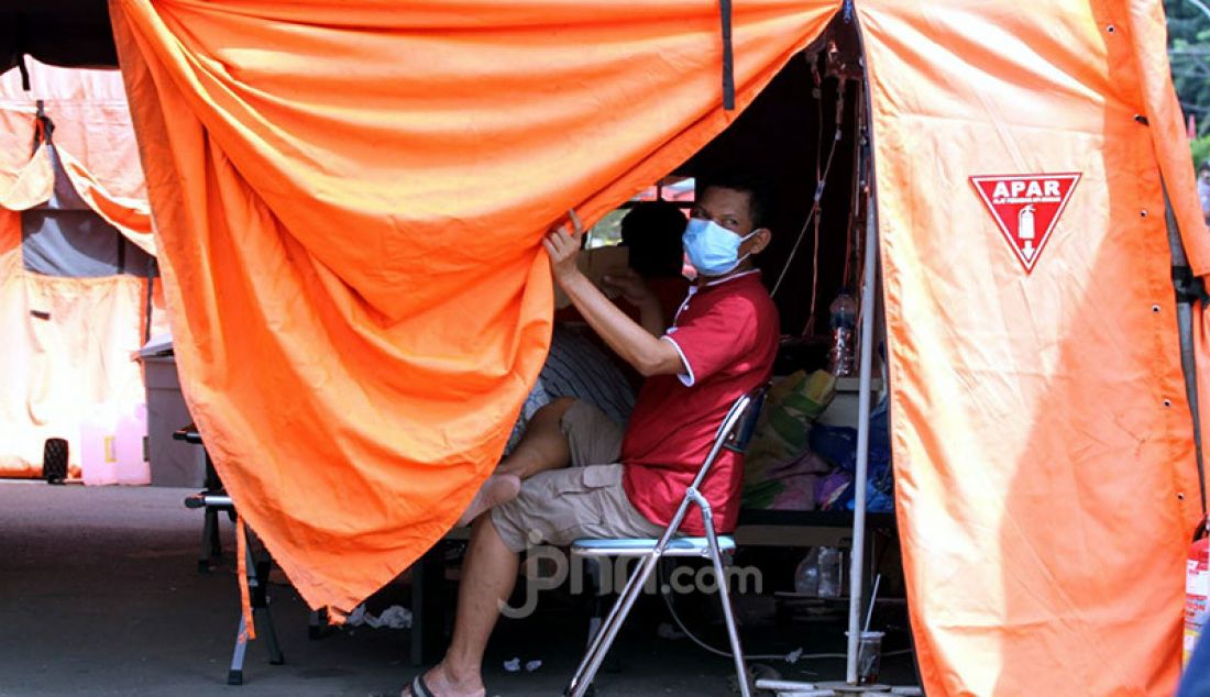 Pasien Covid-19 di RSUD Bekasi, Jawa Barat, Sabtu (26/6), saat mendapat perawatan di tenda darurat milik BNPB. Penumpukan pasien Covid-19 di RSUD Bekasi sempat terjadi lonjakan pada Jumat, (25/6/2021). - JPNN.com