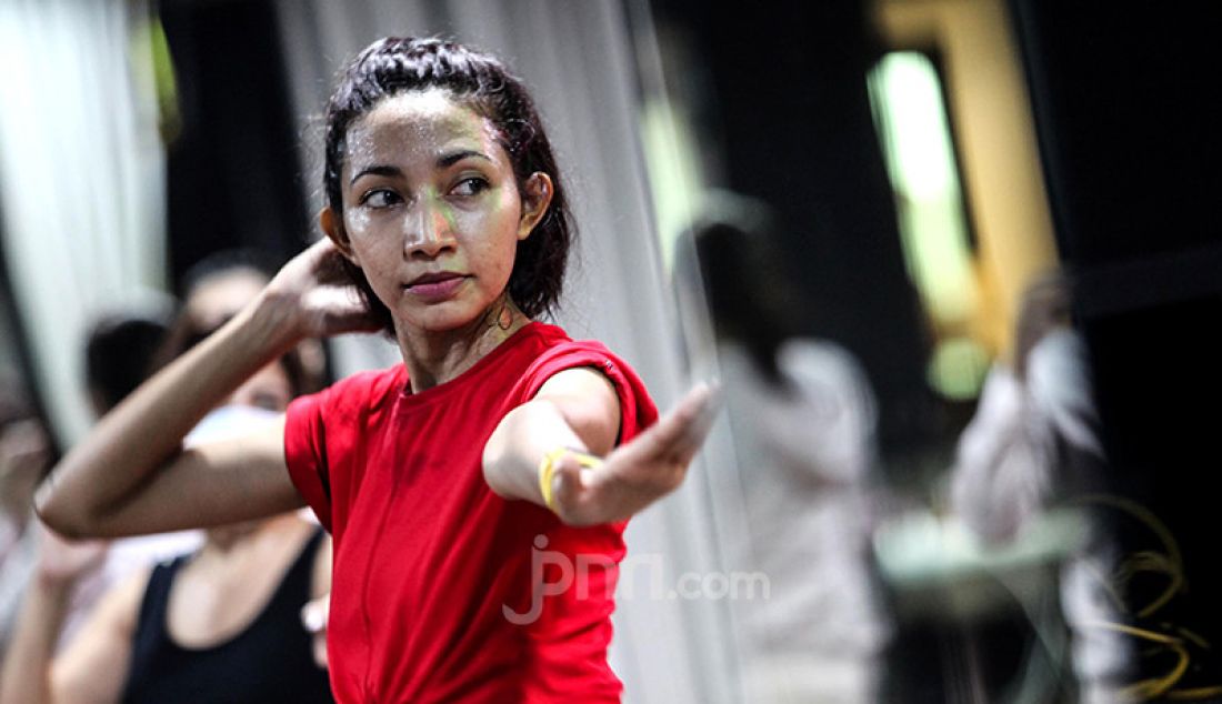 Peserta mengikuti latihan senam di Bollywood Fitness Dance, Jakarta, Rabu (30/6). Aktivitas senam Bolly D tetap berjalan dengan menerapkan protokol kesehatan. - JPNN.com
