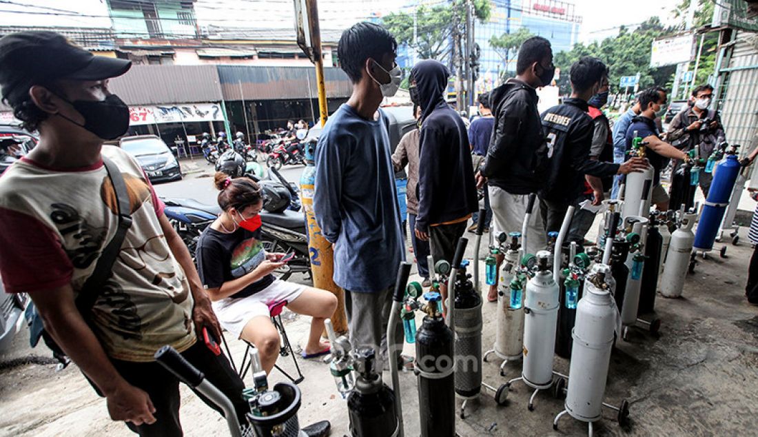 Warga melakukan pengisian ulang tabung oksigen di kawasan Manggarai, Jakarta, Rabu (30/6). Permintaan tabung oksigen baru dan pengisian tabung oksigen mengalami peningkatan drastis menyusul lonjakan kasus Covid-19 di DKI Jakarta. - JPNN.com