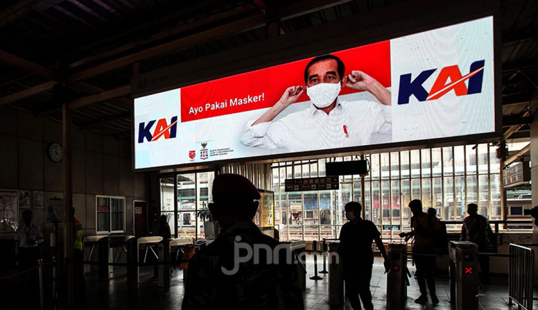 Suasana di area Stasiun Manggarai, Jakarta, Kamis (1/7). Imbauan protokol kesehatan terus digalakan di beberapa fasilitas transportasi umum seperti terminal, bandara, pelabuhan dan stasiun kereta mengingat mulai meningkatnya kembali angka kasus positif Covid-19. - JPNN.com