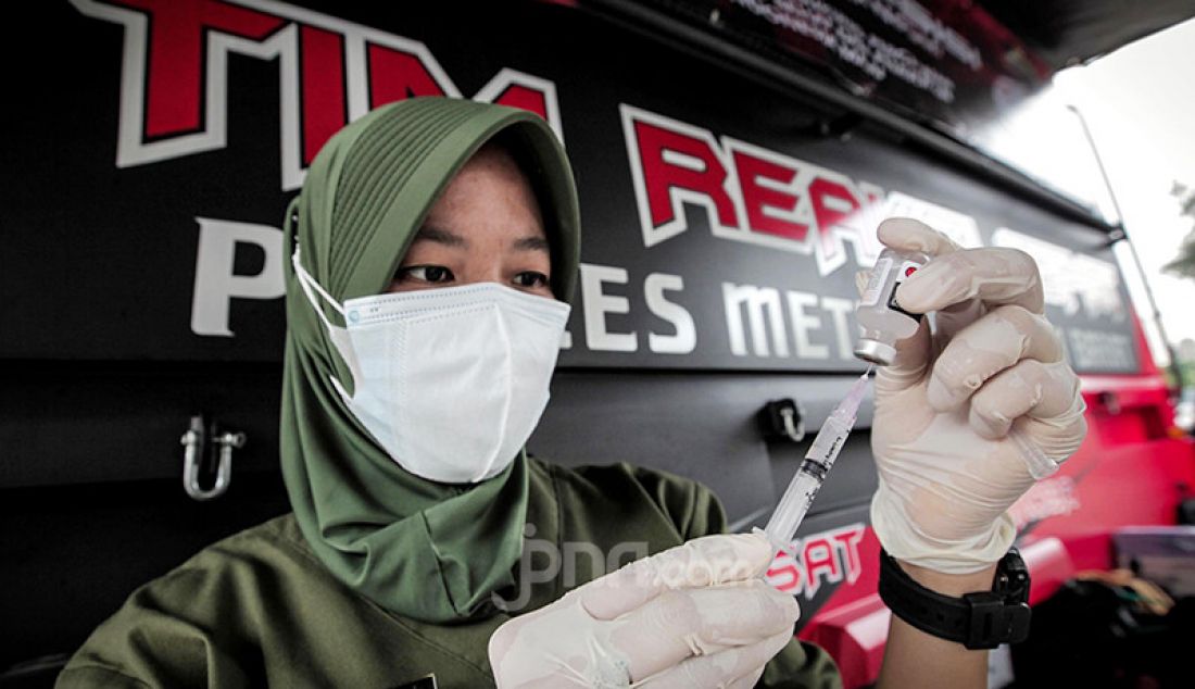 Petugas kesehatan menyiapkan vaksin saat acara vaksinasi massal COVID-19 keliling di Terminal Grogol, Jakarta, Kamis, (1/7). Vaksinasi keliling digelar oleh Polres Metro Jakarta Barat yang bertujuan membantu mempercepat target pemerintah menjalankan program vaksin hingga 7,5 juta bagi warga DKI Jakarta pada Agustus mendatang. - JPNN.com