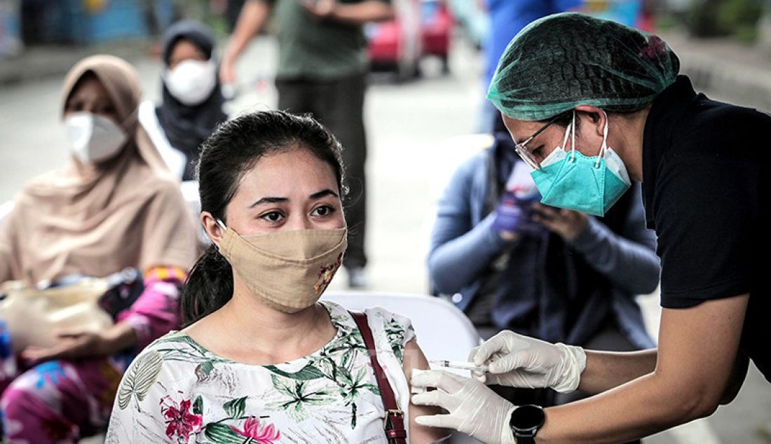 Warga tampak antusias mengikuti vaksinasi massal COVID-19 keliling di Terminal Grogol, Jakarta, Kamis, (1/7). Vaksinasi keliling digelar oleh Polres Metro Jakarta Barat yang bertujuan membantu mempercepat target pemerintah menjalankan program vaksin hingga 7,5 juta bagi warga DKI Jakarta pada Agustus mendatang. - JPNN.com