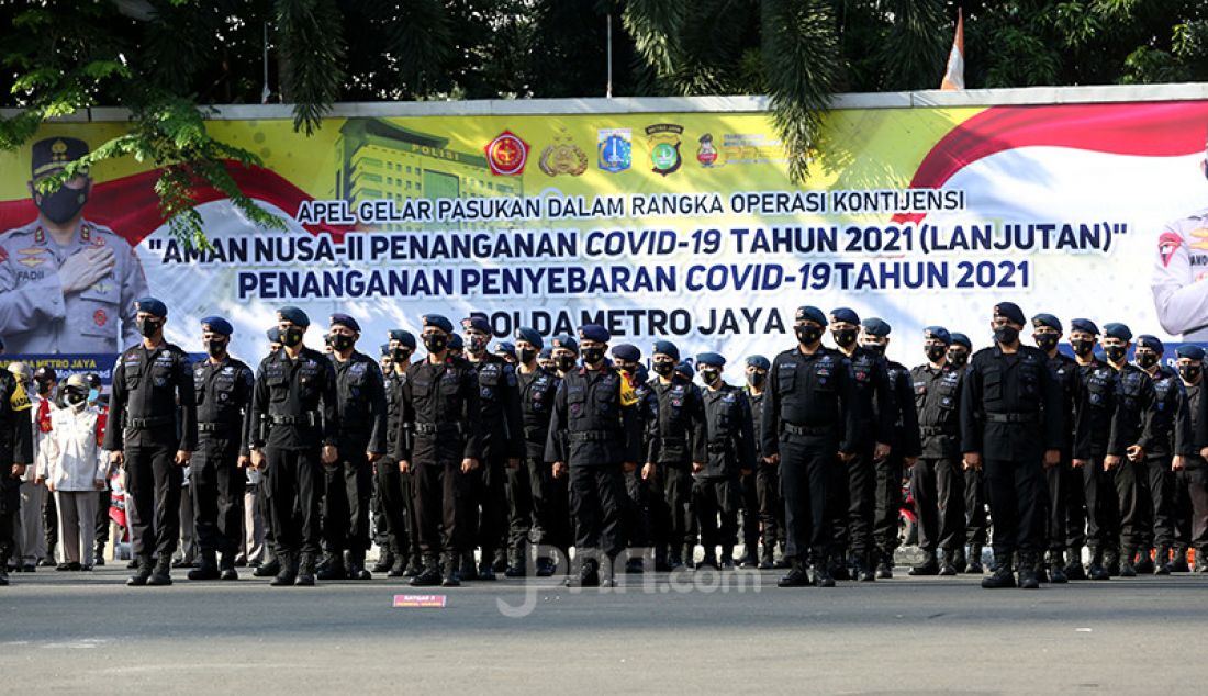 Pasukan Brimob saat mengikuti apel gelar pasukan Aman Nusa II Penanganan Covid-19 di Polda Metro Jaya, Jakarta, Jumat (2/7). - JPNN.com