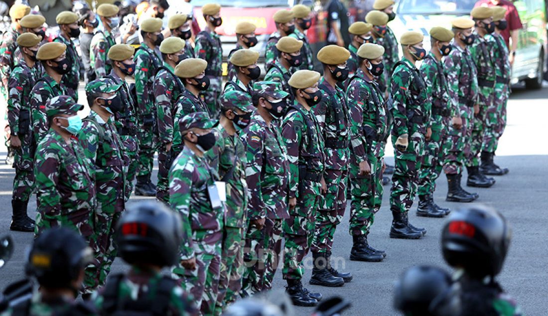 Prajurit TNI saat mengikuti apel gelar pasukan Aman Nusa II Penanganan Covid-19 di Polda Metro Jaya, Jakarta, Jumat (2/7). - JPNN.com
