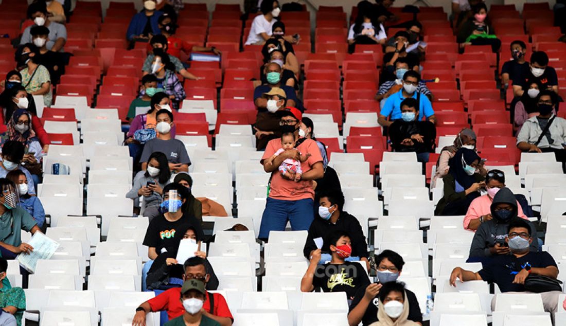 Warga memadati Stadion Utama Gelora Bung Karno, Senayan, Jakarta, Sabtu (3/7), guna mengikuti vaksinasi Covid-19 massal. Pemprov DKI Jakarta menggelar program Serbuan Vaksin Massal guna mendukung program pemerintah pusat tentang Sejuta Vaksin Sehari untuk menuju Indonesia sehat bebas Covid-19. - JPNN.com