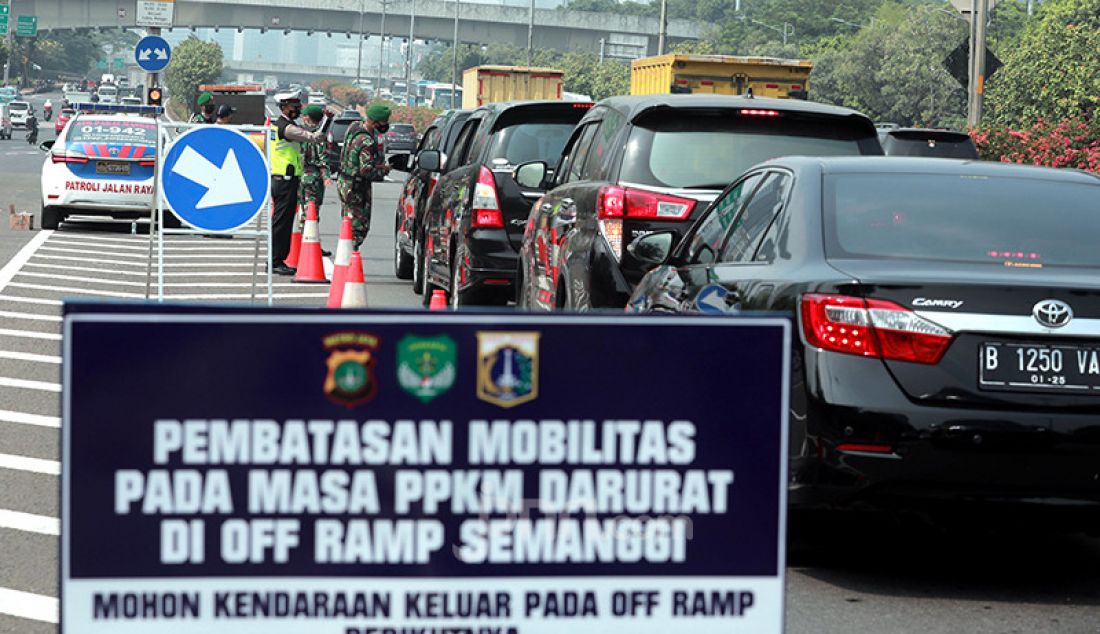 Petugas gabungan dari TNI dan Polri memeriksa setiap kendaraan yang melintas di Tol Dalam Jakarta Kota, Jakarta, Senin (5/7). Penyekatan ini dalam rangka Pemberlakuan Pembatasan Kegiatan Masyarakat (PPKM) Darurat yang berlangsung hingga 20 Juli 2021. - JPNN.com