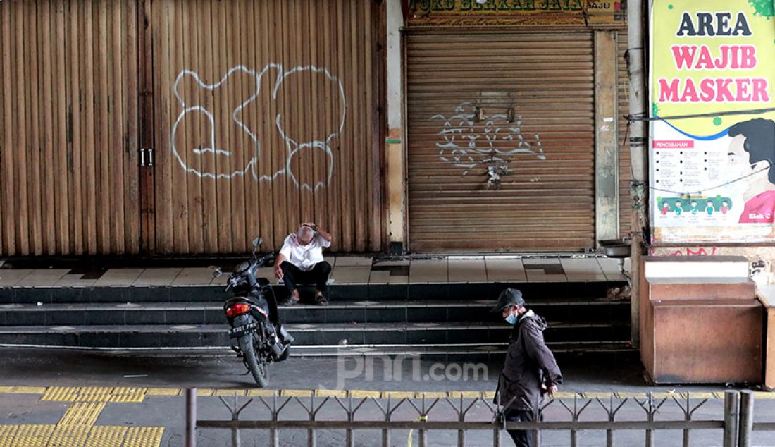 Suasana di kawasan di Pasar Tanah Abang di Jakarta, Senin (5/7), tampak lengang usai pemberlakuan pembatasan kegiatan masyarakat (PPKM) Darurat. - JPNN.com