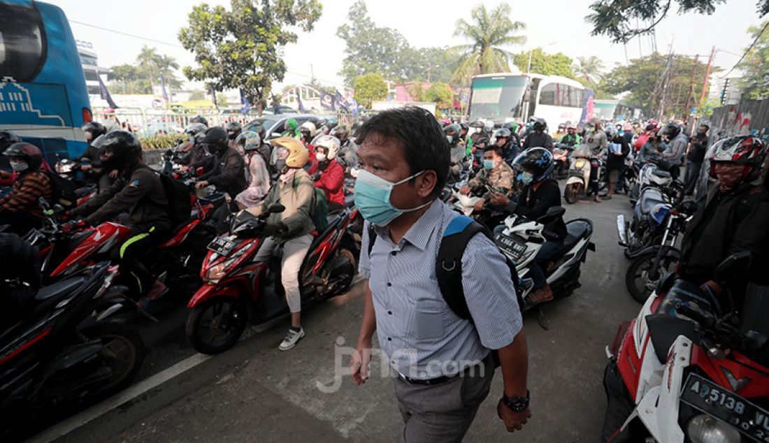 Suasana penyekatan pembatasan menuju Jakarta di kawasan Kalideres, Jakarta, Senin (5/7). Polisi melakukan penyekatan di 63 titik wilayah di Jadetabek saat Pemberlakuan Pembatasan Kegiatan Masyarakat (PPKM) Darurat yang berlangsung hingga 20 Juli 2021. - JPNN.com