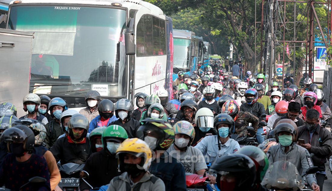 Suasana penyekatan pembatasan menuju Jakarta di kawasan Kalideres, Jakarta, Senin (5/7). Polisi melakukan penyekatan di 63 titik wilayah di Jadetabek saat Pemberlakuan Pembatasan Kegiatan Masyarakat (PPKM) Darurat yang berlangsung hingga 20 Juli 2021. - JPNN.com