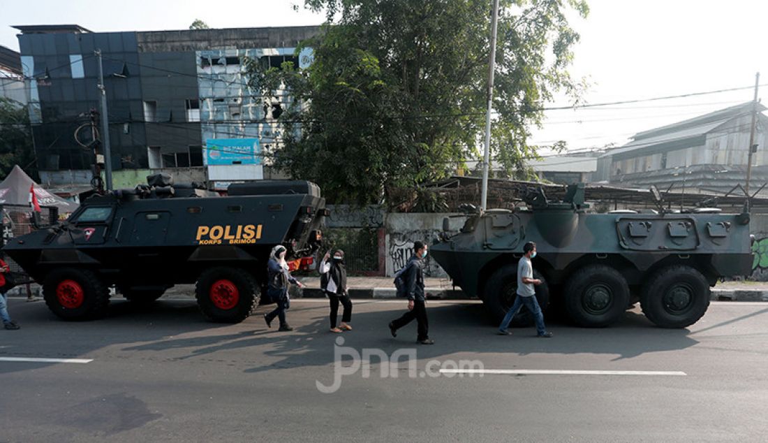 Kendaraan lapis baja milik TNI -Polri bersiaga di pos penyekatan pembatasan menuju Jakarta di kawasan Kalideres, Jakarta, Senin (5/7). Polisi melakukan penyekatan di 63 titik wilayah di Jadetabek saat Pemberlakuan Pembatasan Kegiatan Masyarakat (PPKM) Darurat yang berlangsung hingga 20 Juli 2021. - JPNN.com