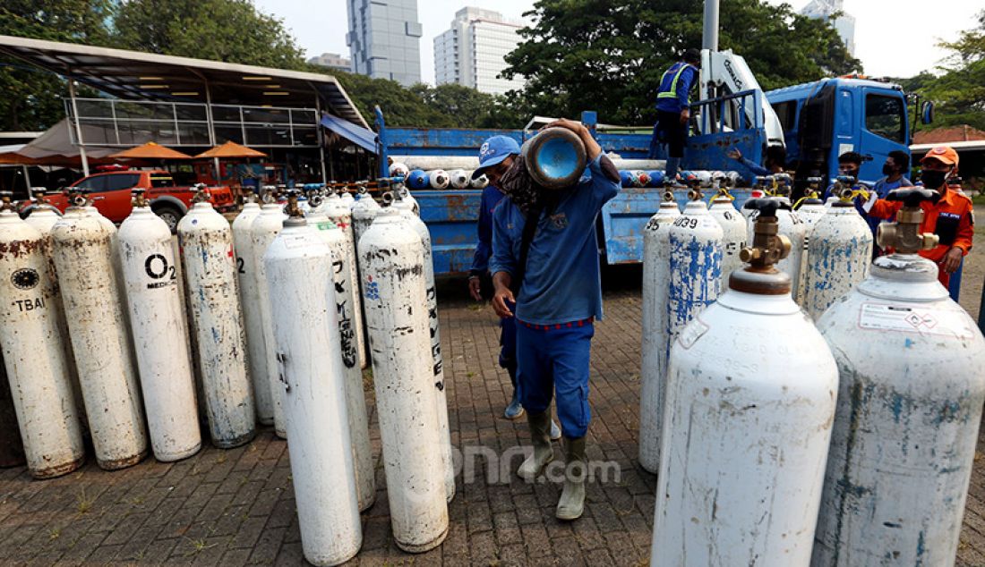 Petugas menurunkan tabung oksigen dari truk di Posko Darurat Oxygen Rescue, kawasan Monumen Nasional (Monas), Jakarta, Senin (5/7). Pemerintah Provinsi DKI Jakarta menyediakan posko tersebut untuk memenuhi kebutuhan oksigen di rumah sakit, melalui penyediaan tambahan tabung, isi ulang dan distribusi. - JPNN.com