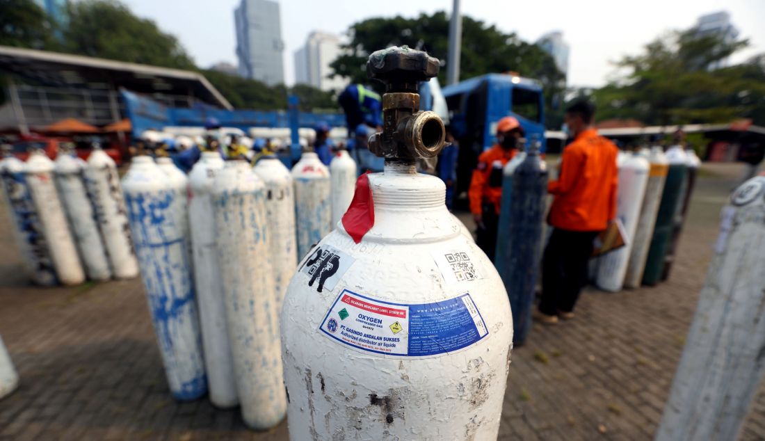 Petugas menurunkan tabung oksigen dari truk di Posko Darurat Oxygen Rescue, kawasan Monumen Nasional (Monas), Jakarta, Senin (5/7). Pemerintah Provinsi DKI Jakarta menyediakan posko tersebut untuk memenuhi kebutuhan oksigen di rumah sakit, melalui penyediaan tambahan tabung, isi ulang dan distribusi. - JPNN.com