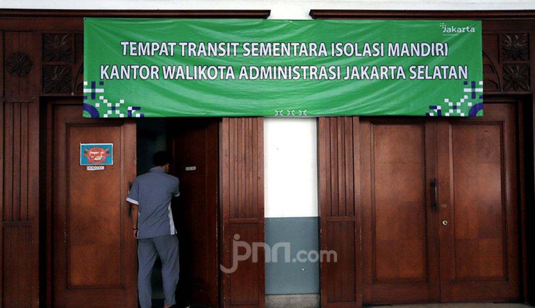 Petugas usai menyiapkan tempat tidur darurat berupa velbed untuk pasien orang tanpa gejala (OTG) Covid-19 di Kantor Wali Kota Jakarta Selatan, Selasa (6/7). Kantor Wali Kota Jakarta Selatan saat ini sudah menyiapkan sebanyak 99 velbed untuk pasien yang isolasi. - JPNN.com