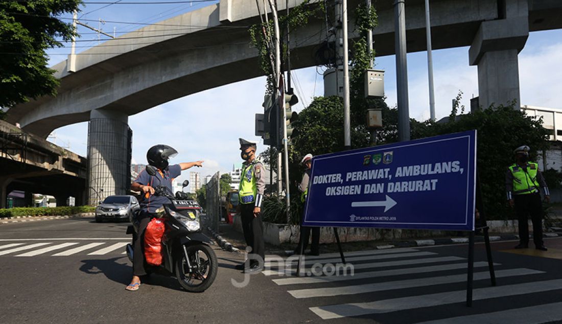 Polisi mengatur arus lalu lintas di titik penyekatan PPKM Darurat Perempatan Fatmawati, Jakarta Selatan, Senin (12/7). Hanya dokter, paramedis, ambulans, layanan darurat, dan warga dengan surat tanda registrasi pegawai (STRP) yang diizinkan melewati titik penyakatan PPKM Darurat. - JPNN.com