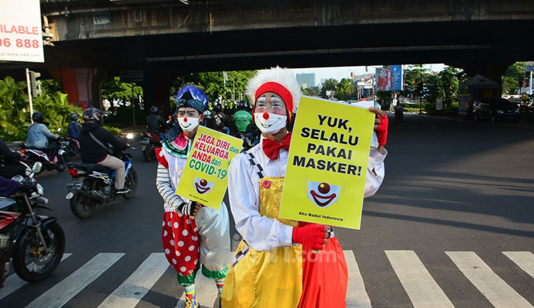 Komunitas Aku Badut Indonesia (ABI) melakukan aksi untuk mengampanyekan pemakaian masker di kawasan Fatmawati, Jakarta Selatan, Senin (12/7). ABI mengajak masyarakat berdisiplin mengenakan masker untuk kepentingan bersama dan mengurangi lonjakan kasus Covid-19. - JPNN.com
