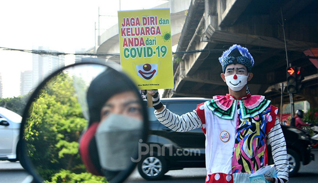 Komunitas Aku Badut Indonesia (ABI) melakukan aksi untuk mengampanyekan pemakaian masker di kawasan Fatmawati, Jakarta Selatan, Senin (12/7). ABI mengajak masyarakat berdisiplin mengenakan masker untuk kepentingan bersama dan mengurangi lonjakan kasus Covid-19. - JPNN.com