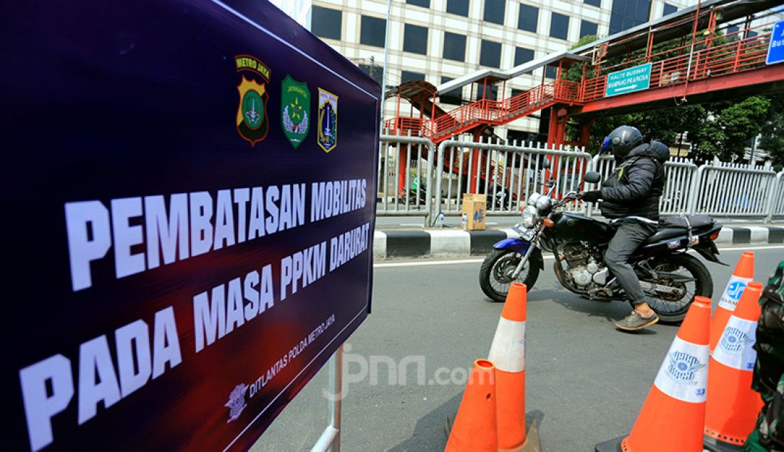 Ditlantas Polda Metro Jaya memasang papan pengumuman penyekatan PPKM Darurat di Underpass Mampang, Jakarta Selatan, Kamis (15/7). - JPNN.com