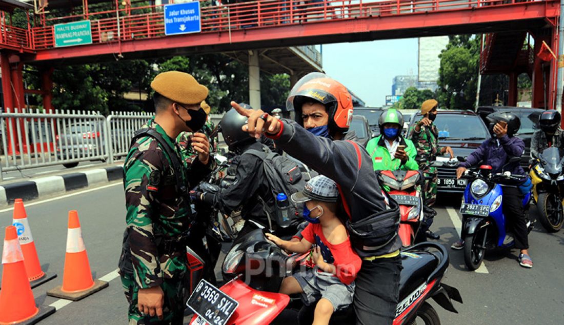 Aparat TNI memeriksa kelengkapan dokumen pengguna jalan di Pos Penyekatan PPKM Darurat Underpass Mampang, Jakarta Selatan, Kamis (15/7). - JPNN.com