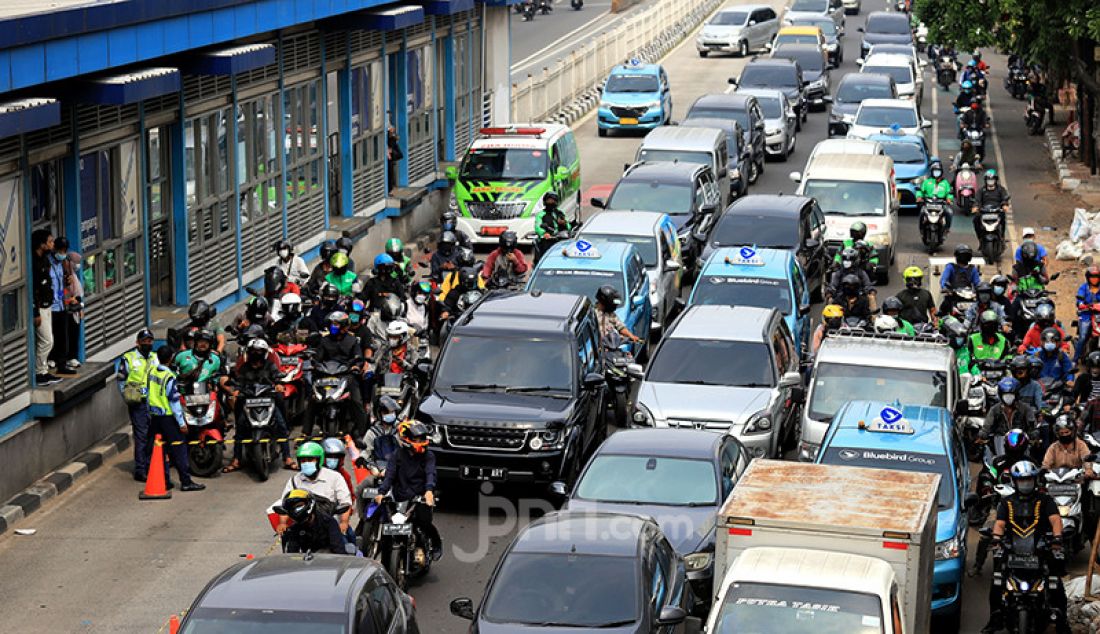 Personel gabungan memeriksa kelengkapan dokumen pengguna jalan di Pos Penyekatan PPKM Darurat Underpass Mampang, Jakarta Selatan, Kamis (15/7). - JPNN.com