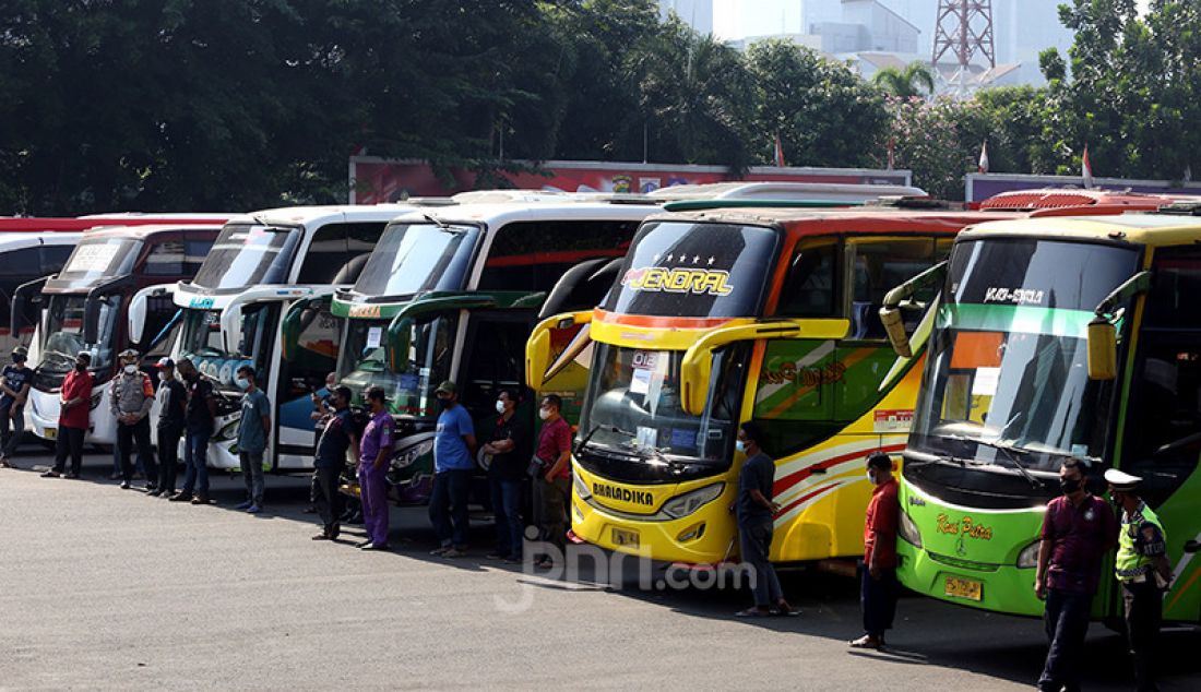 Puluhan bus yang melanggar Pemberlakuan Pembatasan Kegiatan Masyarakat (PPKM) Darurat terparkir di Mapolda Metro Jaya, Jakarta, Sabtu (17/7). Polisi menjaring 36 bus yang kedapatan melanggar ketentuan PPKM Darurat. - JPNN.com