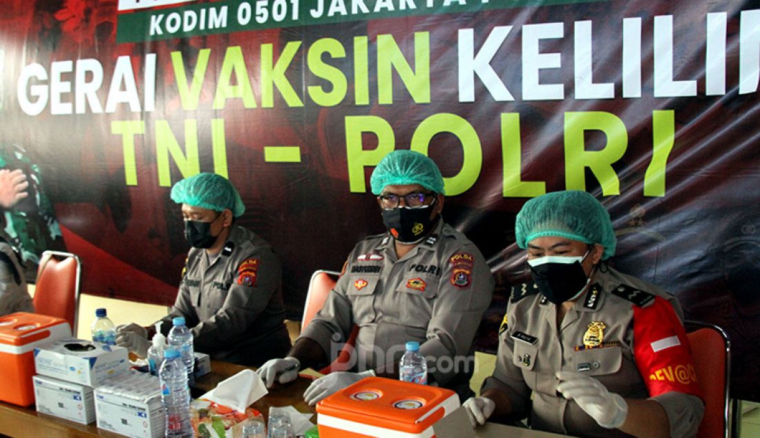 Suasana Gerai Vaksin Keliling TNI-Polri di Rumah Susun Petamburan, Jakarta Pusat, Kamis (22/7). - JPNN.com