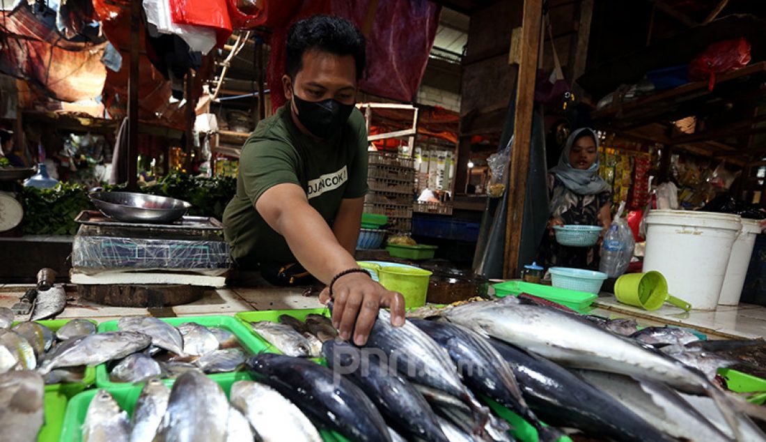 Suasana Pasar Pamulang di Tangerang Selatan, Banten, Jumat (23/7). Pemberlakuan Pembatasan Kegiatan Masyarakat (PPKM) Level 4 mengakibatkan pasar tradisional tersebut tampak lengang sehingga menyebabkan pendapatan pedagang turun sampai 50 persen. - JPNN.com