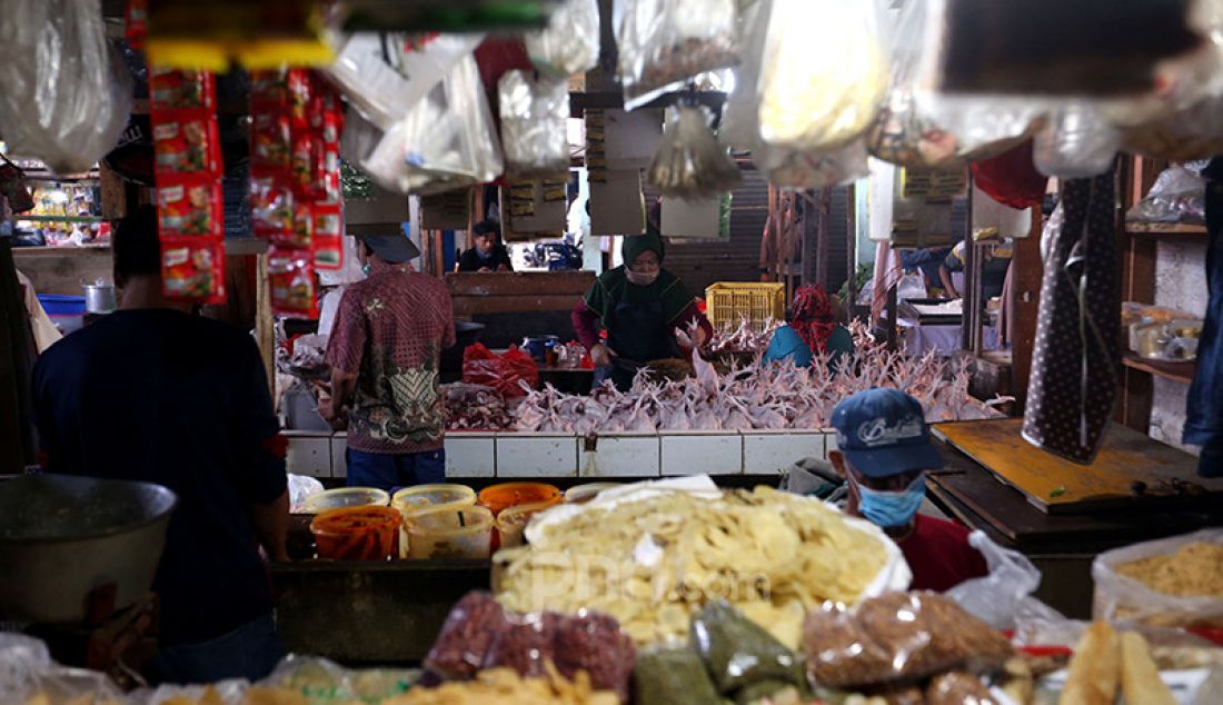 Suasana Pasar Pamulang di Tangerang Selatan, Banten, Jumat (23/7). Pemberlakuan Pembatasan Kegiatan Masyarakat (PPKM) Level 4 mengakibatkan pasar tradisional tersebut tampak lengang sehingga menyebabkan pendapatan pedagang turun sampai 50 persen. - JPNN.com