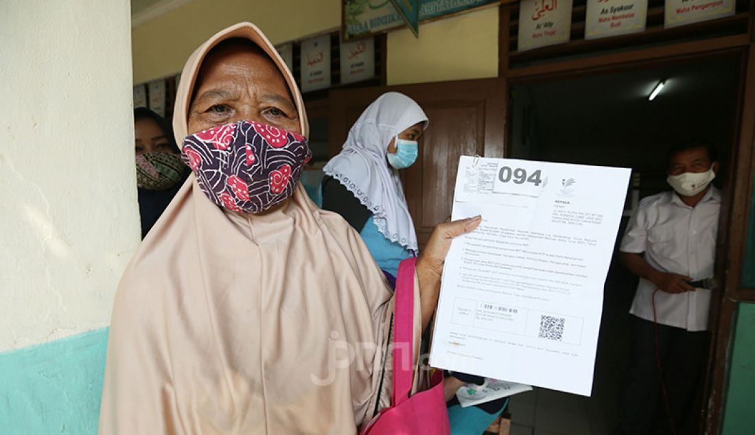 Warga mengambil Bantuan Sosial Tunai (BST) sebesar Rp 600 ribu di SDN 03 Pondok Cabe Udik, Tangerang Selatan, Rabu (28/7). Bantuan itu diperuntukkan bagi masyarakat terdampak pandemi Covid-19. - JPNN.com