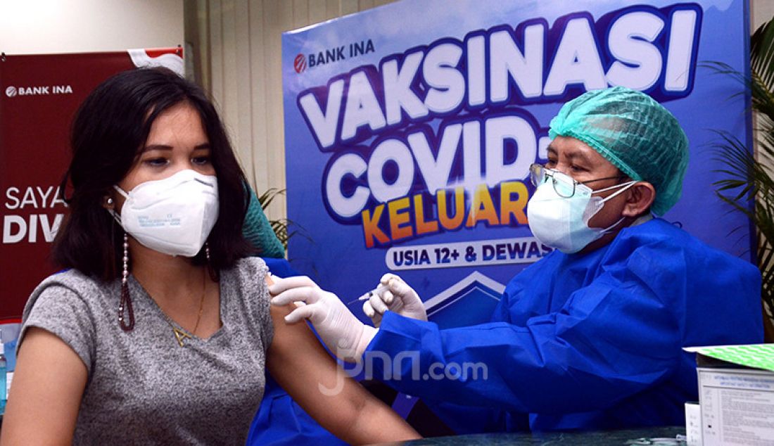 Pelajar mengikuti vaksinasi yang diselenggarakan PT AJ Central Asia Raya (CAR Life Insurance) dan PT Bank Ina Perdana Tbk di Jakarta, Rabu (28/7). - JPNN.com