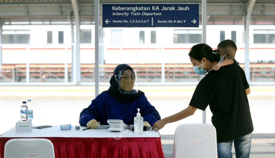 Gerai Vaksin PT KAI Commuter di Stasiun Jakarta Kota, Rabu (28/7). PT KAI Commuter menambah lokasi gerai vaksinasi guna memudahkan para penumpang dan warga sekitar stasiun mendapatkan vaksin. - JPNN.com