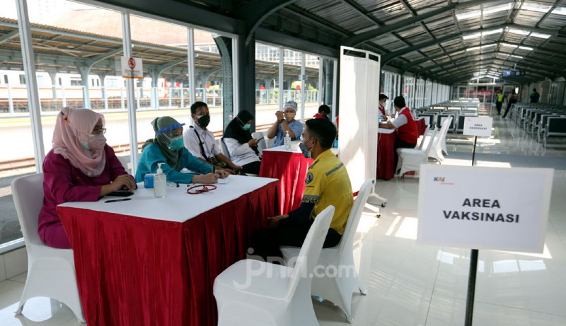 Calon penumpang mengikuti vaksinasi vaksin COVID-19 di Stasiun KRL Jakarta Kota, Rabu (28/7). KAI Commuter menambah lokasi vaksinasi di Stasiun Duri, Angke dan Jakarta Kota bagi para penumpang dan warga sekitar stasiun yang dilaksanakan setiap jam 10.00 - 14.00 WIB. - JPNN.com