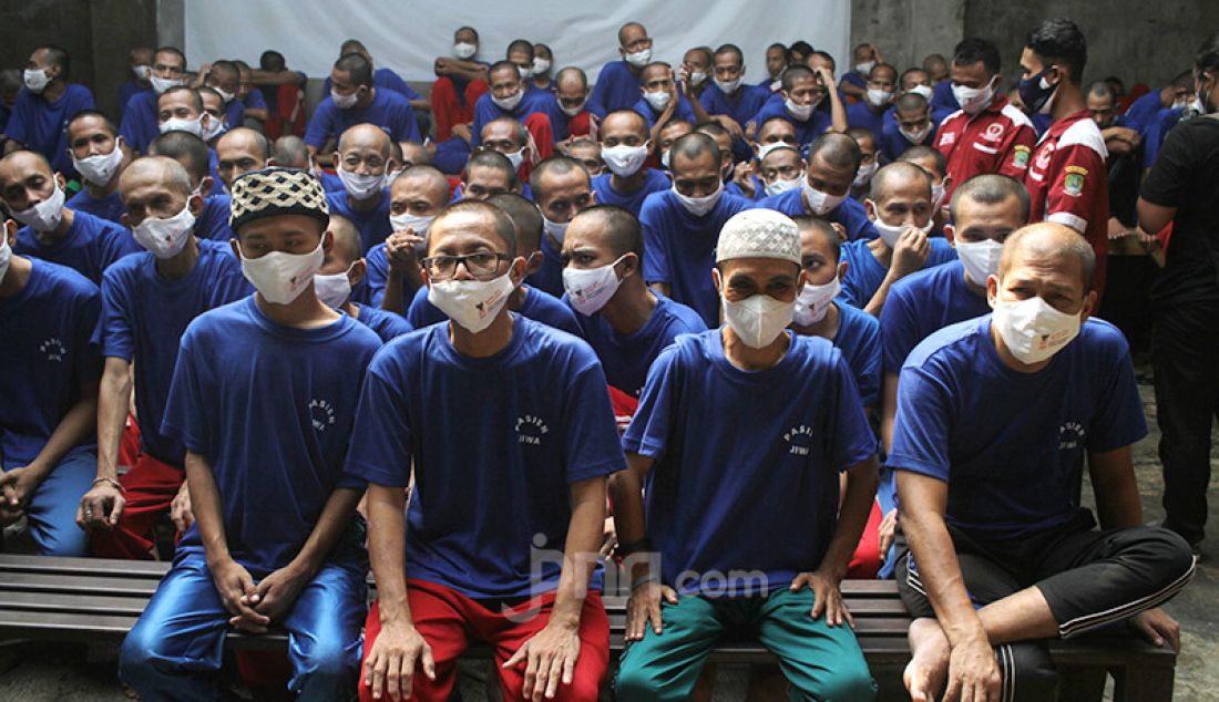 Sejumlah pasien Orang Dengan Gangguan Jiwa (ODGJ) di Bekasi, Jawa Barat, Rabu (4/8), menunggu giliran untuk mendapatkan vaksin covid-19. Sebanyak 70 pasien ODGJ mengikuti kegiatan 'Vaksinasi Merdeka' guna mencegah penyebaran wabah Covid-19. - JPNN.com