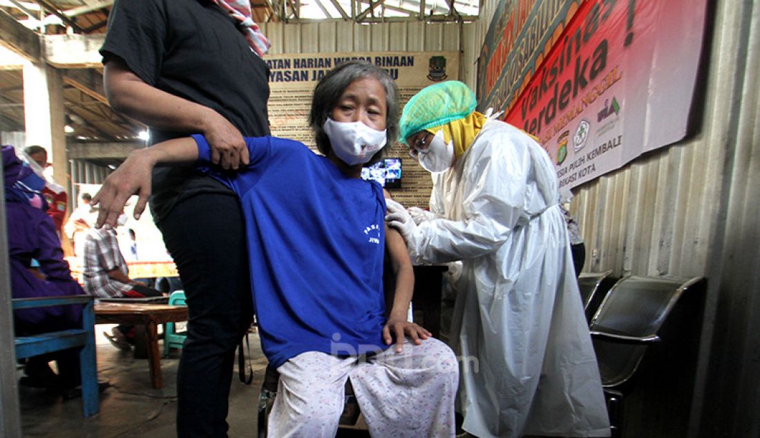 Tenaga kesehatan memberikan vaksinasi covid-19 kepada pasien Orang Dengan Gangguan Jiwa (ODGJ) di Bekasi, Jawa Barat, Rabu (4/8). Sebanyak 70 pasien ODGJ mengikuti kegiatan 'Vaksinasi Merdeka' guna mencegah penyebaran wabah Covid-19. - JPNN.com