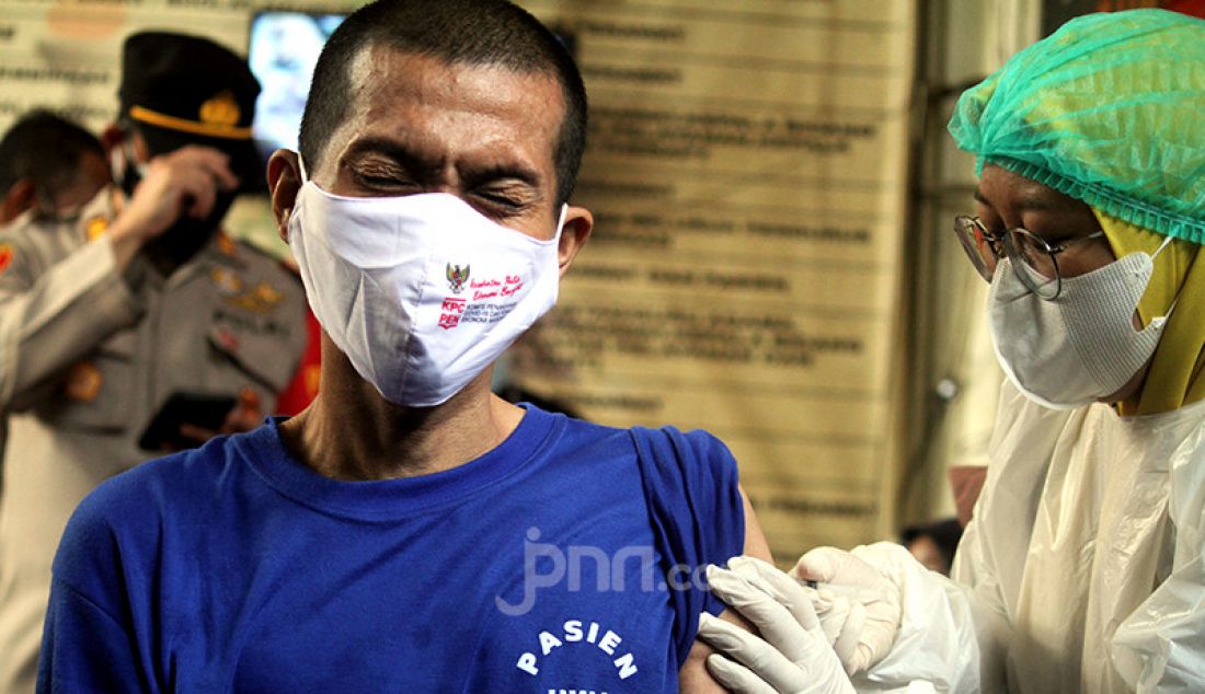 Tenaga kesehatan memberikan vaksinasi covid-19 kepada pasien Orang Dengan Gangguan Jiwa (ODGJ) di Bekasi, Jawa Barat, Rabu (4/8). Sebanyak 70 pasien ODGJ mengikuti kegiatan 'Vaksinasi Merdeka' guna mencegah penyebaran wabah Covid-19. - JPNN.com