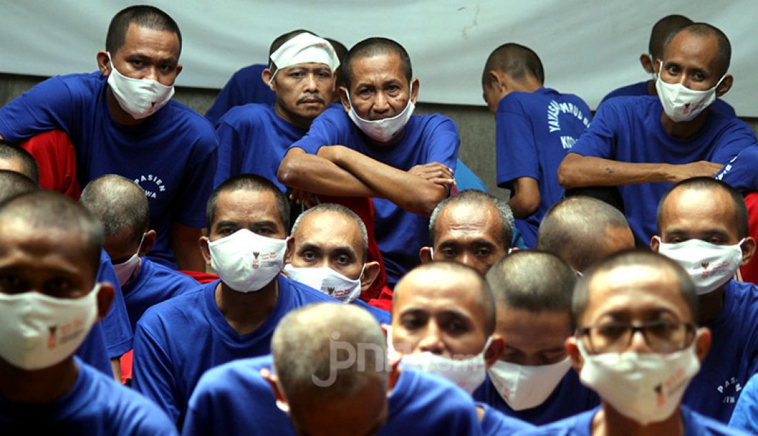 Sejumlah pasien Orang Dengan Gangguan Jiwa (ODGJ) di Bekasi, Jawa Barat, Rabu (4/8), menunggu giliran untuk mendapatkan vaksin covid-19. Sebanyak 70 pasien ODGJ mengikuti kegiatan 'Vaksinasi Merdeka' guna mencegah penyebaran wabah Covid-19. - JPNN.com