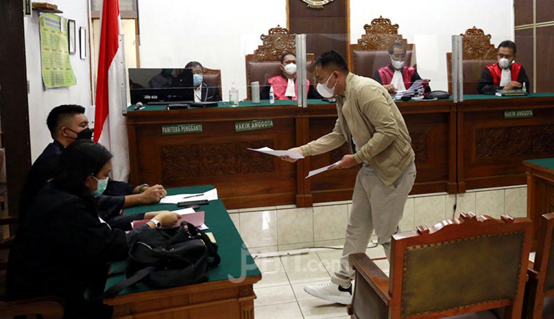 Vicky Prasetyo menjalani sidang di Pengadilan Negeri Jakarta Selatan, Jakarta, Kamis (5/8), dalam perkara pencemaran nama baik terhadap Angel Lelga. Foto: Ricardo/JPNN.com - JPNN.com