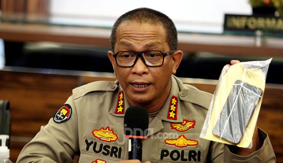 Kabid Humas Polda Metro Jaya Kombes Pol Yusri Yunus menunjukkan barang bukti berupa ponsel milik Dinar Candy dan manajernya di Polres Metro Jakarta Selatan, Kamis (5/8). Polres Metro Jaksel menjerat Dinar Candy yang berbikini di pinggir jalan dengan Pasal 36 UU Pornografi yang ancaman hukuman maksimalnya 10 tahun penjara. - JPNN.com