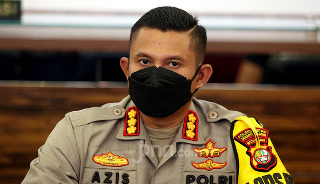 Kapolres Metro Jaksel Kombes Azis Andriansyah saat merilis kasus pornoaksi disjoki Dinar Candy di Jakarta, Kamis (5/8). Polisi menjerat Dinar Candy yang berbikini di pinggir jalan dengan Pasal 36 UU Pornografi yang ancaman hukuman maksimalnya 10 tahun penjara. - JPNN.com