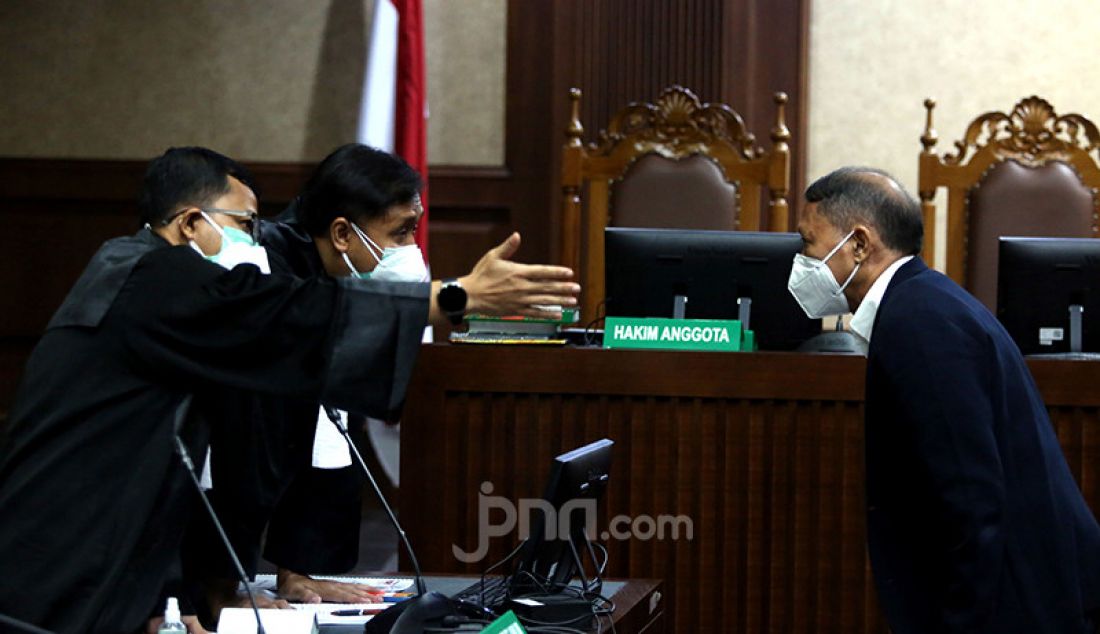 Tersangka dugaan korupsi pengadaan tiga unit QCC di PT Pelindo II, Richard Joost Lino atau RJ Lino menjalani sidang dakwaan di Pengadilan Tipikor, Jakarta, Senin (9/8). - JPNN.com