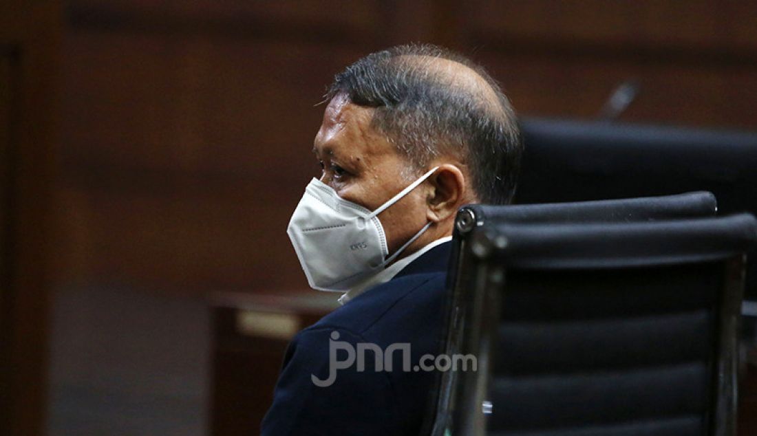 Tersangka dugaan korupsi pengadaan tiga unit QCC di PT Pelindo II, Richard Joost Lino atau RJ Lino menjalani sidang dakwaan di Pengadilan Tipikor, Jakarta, Senin (9/8). - JPNN.com