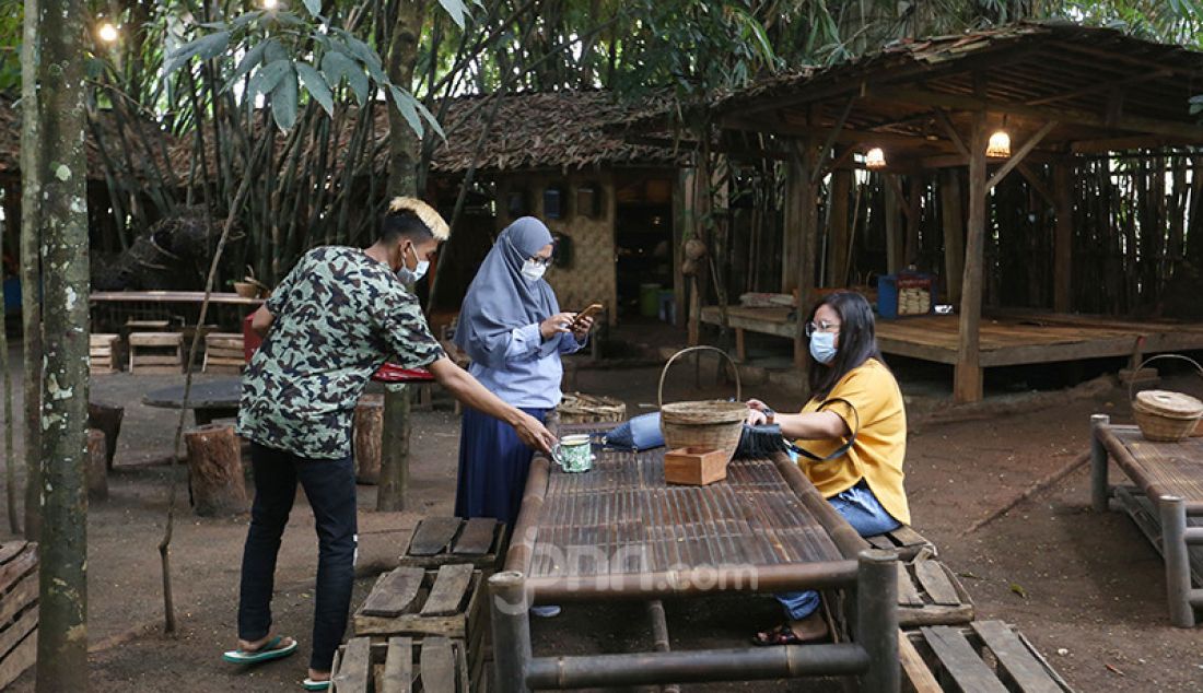 Suasana tempat makan di Warung Tuman BSD, Tangerang Selatan, Banten, Selasa (10/8). Pemerintah secara resmi memperbolehkan tempat makan seperti Restoran dan kafe area layanan terbuka untuk beroperasi dengan protokol kesehatan hingga pukul 20.00 malam. - JPNN.com