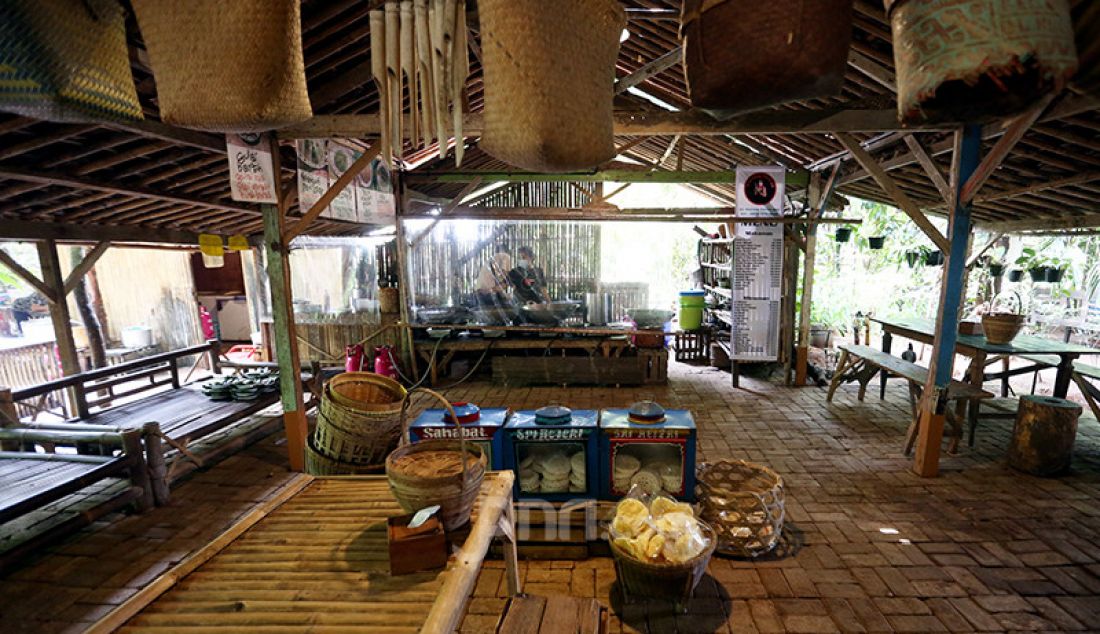 Suasana tempat makan di Warung Tuman BSD, Tangerang Selatan, Banten, Selasa (10/8). Pemerintah secara resmi memperbolehkan tempat makan seperti Restoran dan kafe area layanan terbuka untuk beroperasi dengan protokol kesehatan hingga pukul 20.00 malam. - JPNN.com